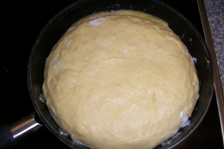 Пиріг з мясом в сковороді на плиті, фото рецепт
