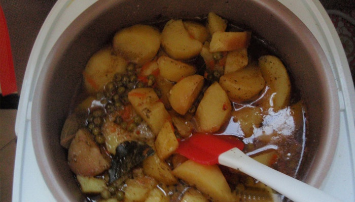 Печеня в мультиварці: рецепти з картоплею зі свинини, курки і яловичини