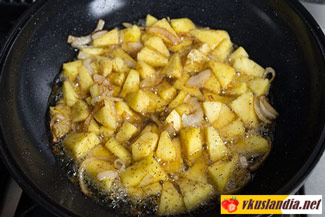 Плов в духовці з родзинками і шматочками ананасів, фото рецепт