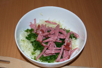 Простий салат з ковбасою і сухариками, фото рецепт