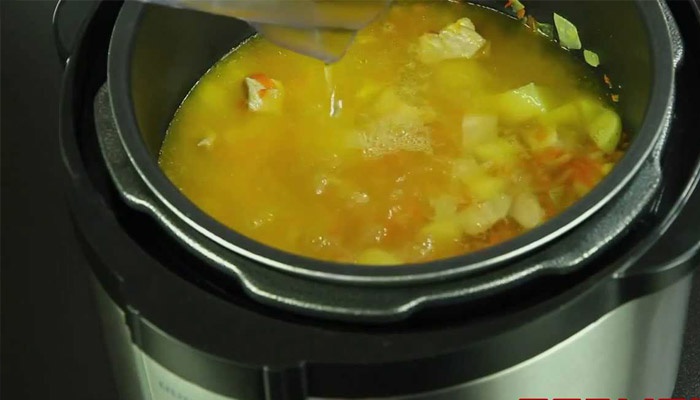 Гороховий суп в мультиварці з копченими реберцями: покроковий рецепт