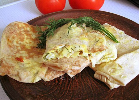 Закуска з лаваша з сиром і яйцями на сковороді, фото рецепт