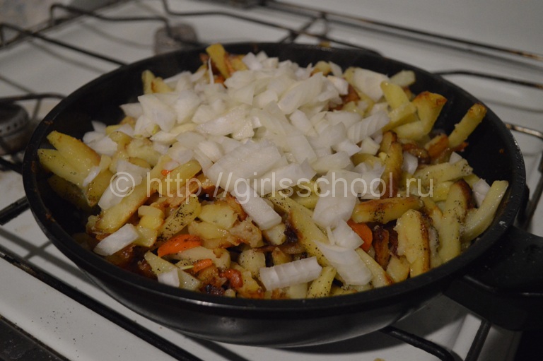 Як смачно посмажити картоплю на сковороді