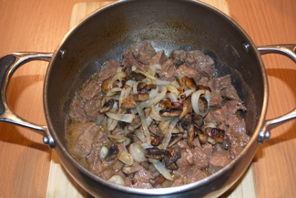 Картопля тушкована з мясом та грибами, фото рецепт