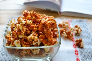 Як зробити солодкий попкорн (з карамеллю) в домашніх умовах – рецепт