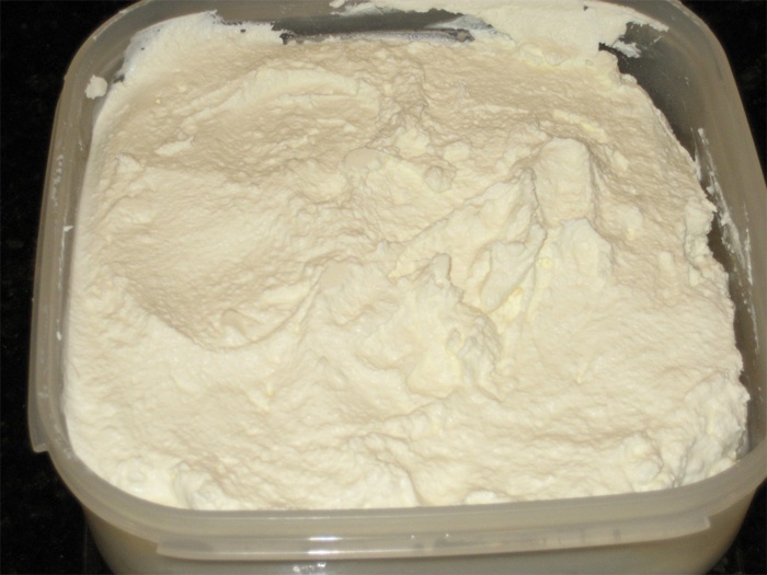 Рецепт сирного крему з вершками для бісквітного торта покроково