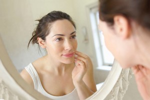 Чищення дзеркал: як помити дзеркало без розлучень