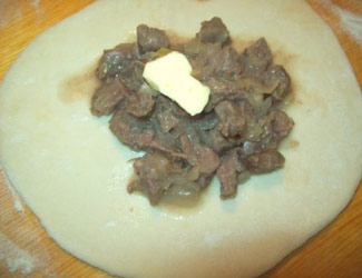 Самса запечена в духовці з шматочками яловичини і цибулею, фото рецепт