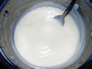 Дріжджові оладки з молочним соусом, фото рецепт