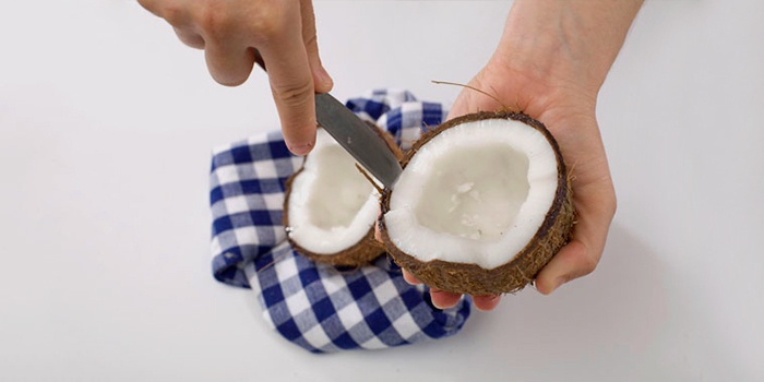 Як відкрити кокос правильно в домашніх умовах: інструкція з відео