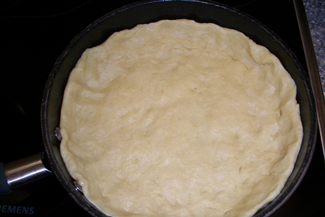 Пиріг з мясом в сковороді на плиті, фото рецепт