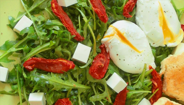 Салат із перепелиними яйцями і помідорами черрі: рецепт приготування