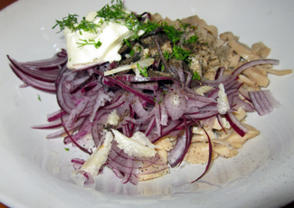 Салат з маринованих кальмарів і цибулі