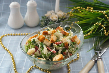 Простий салат з ковбасою і сухариками, фото рецепт
