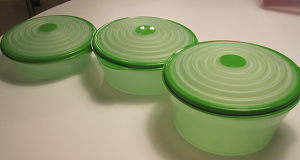 Багаторазова пластиковий посуд