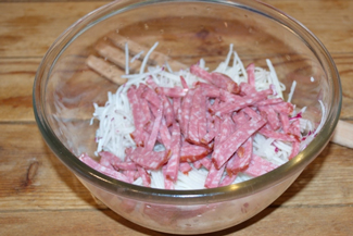 Салат з редискою, салямі та твердим сиром, фото рецепт