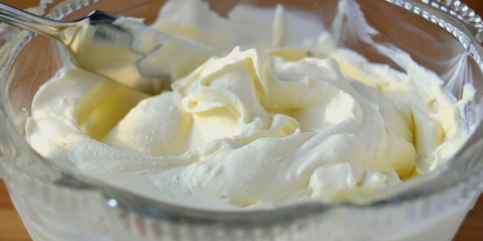 Крем для вафельних коржів: рецепти заварного, сирного і зі згущеним молоком