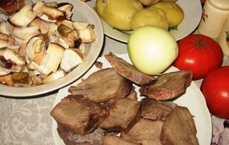 Свининою язик запечений з грибами, помідорами і сиром, фото рецепт