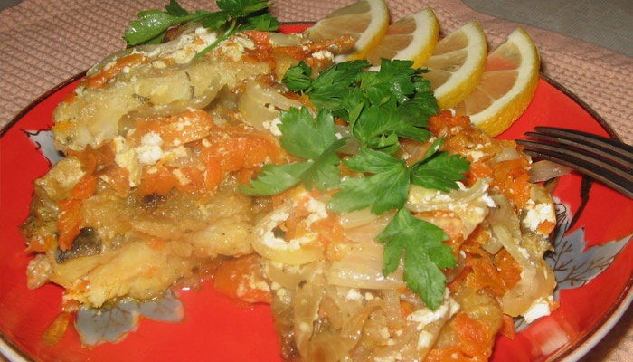 Минтай з морквою і цибулею в духовці: рецепт приготування смачної риби