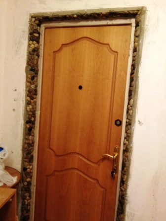 Як обробити двері або арку каменем в квартирі самостійно, фото