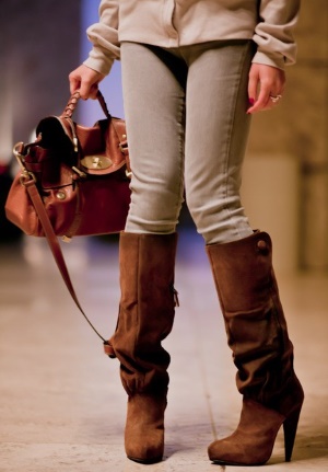 З чим носити коричневі чоботи – поєднання, кольору, поради