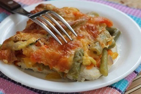 Курка в духовці з картоплею і замороженими овочами під сирною скоринкою, фото рецепт
