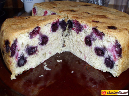 Бісквітний пиріг з ягодами в мультиварці, фото рецепт