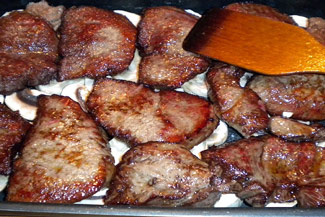 Мясо по французьки в духовці з грибами, фото рецепт
