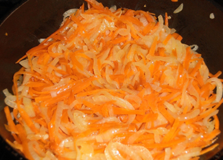 Тілапія з морквою під сметанним соусом, фото рецепт