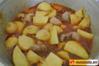 Печеня зі свининою і картоплею, рецепт фото