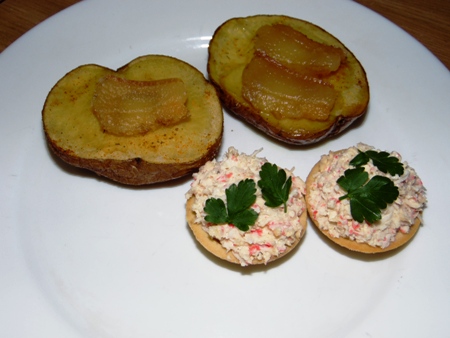 Картопля, запечена в духовці, з пікантним соусом, фото рецепт