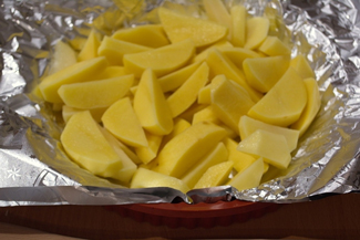 Гомілка індички запечена з картоплею в фользі, фото рецепт