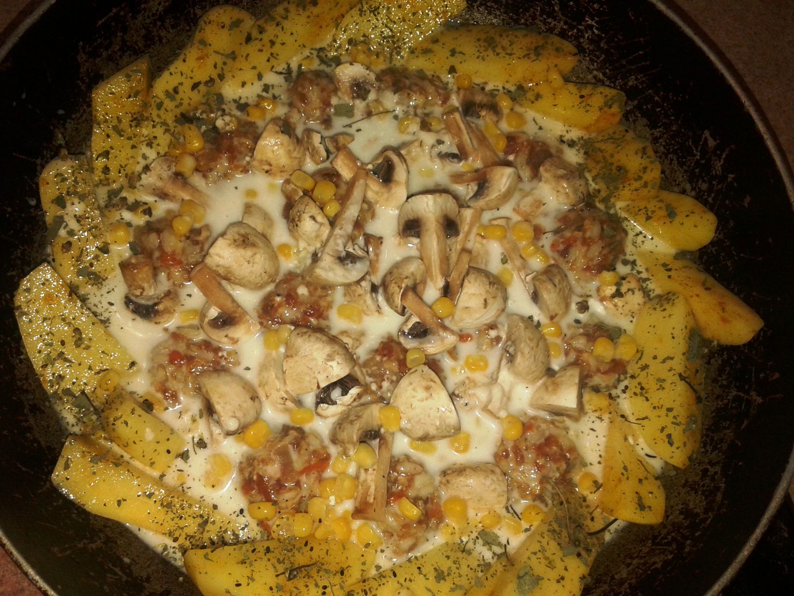 Тефтелі, тушковані з грибами і картоплею в сметанному соусі, фото рецепт