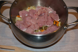 Картопля тушкована з шматочками індички, фото рецепт