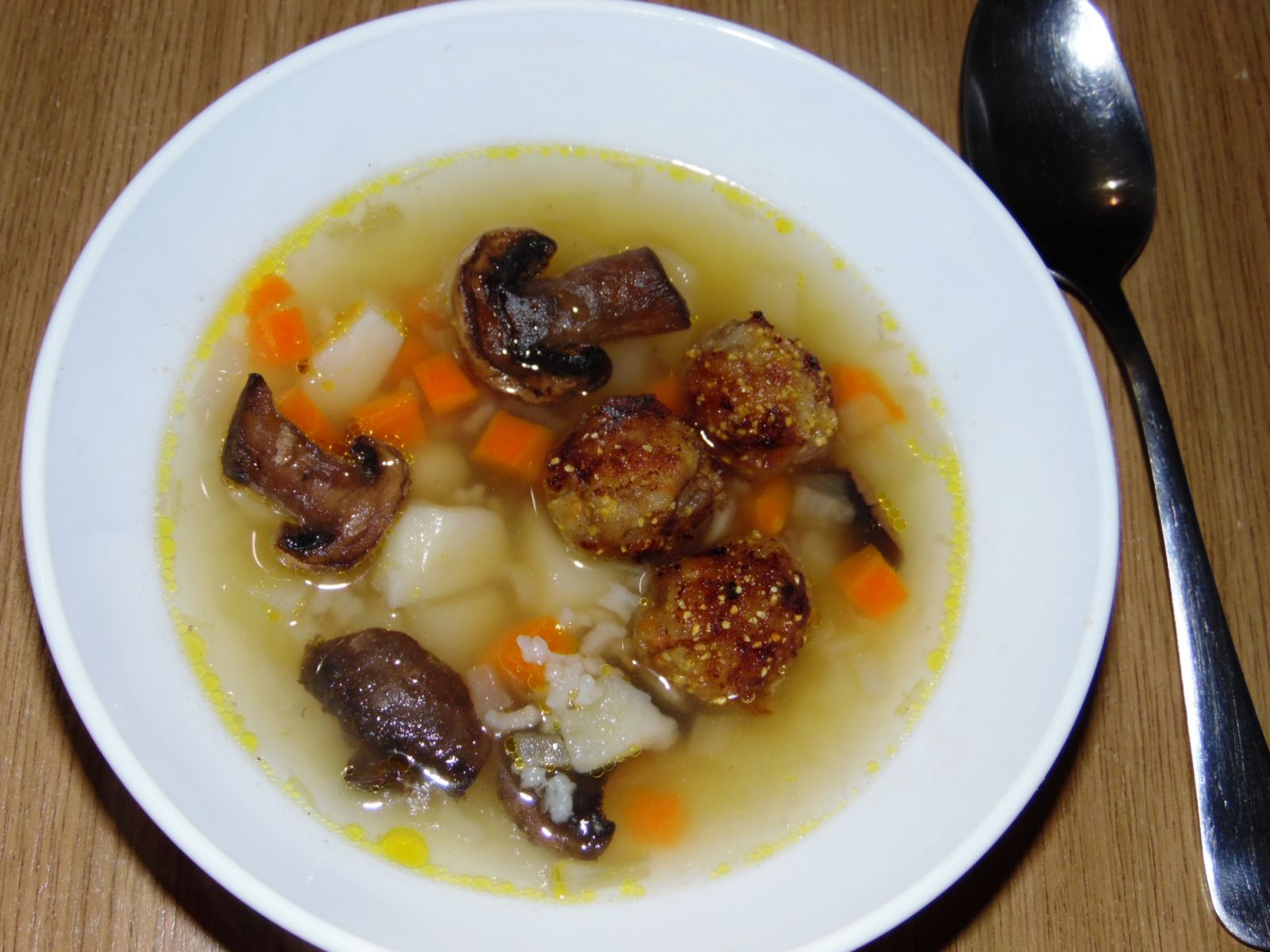 Рисовий суп з фрикадельками і грибами, фото рецепт