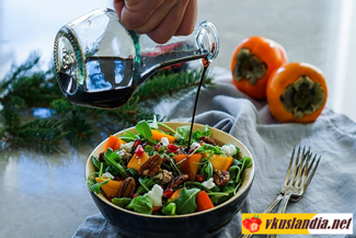 Вітамінний салат з хурмою та козячим сиром, фото рецепт
