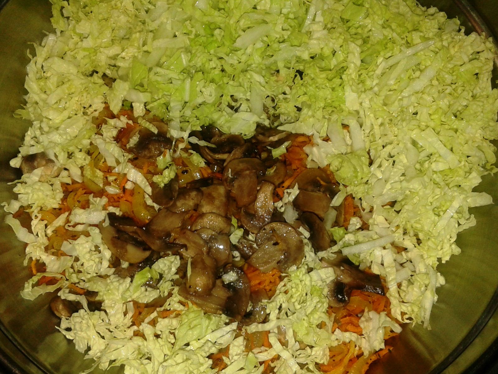 Салат з пекінської капусти з смаженими грибами, фото рецепт