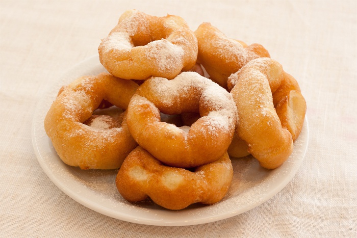 Пончики на кефірі: класичний покроковий рецепт приготування за 15 хвилин