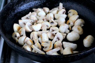 Куряча грудка з грибами у вершковому соусі, фото рецепт