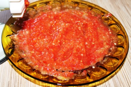 Аджика з помідорів та перцю без варіння (сира), рецепт з фото