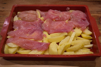 Мясо по французьки в духовці з картоплею, рецепт фото