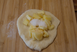Пиріжки з яблуком з дріжджового тіста, фото рецепт