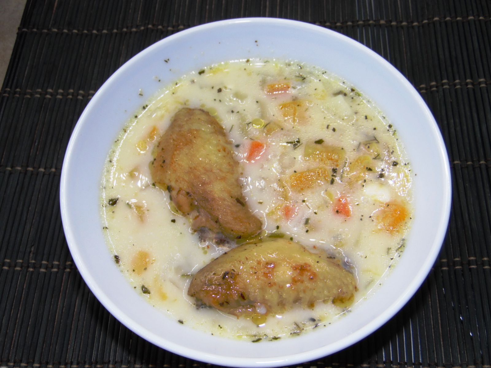 Сирний суп з курячими крильцями, фото рецепт