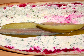 Закусочні бутерброди з батона і оселедця під шубою, фото рецепт