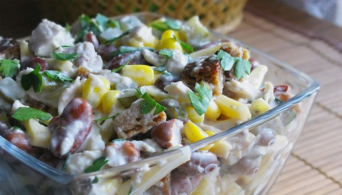 Салат з квасолі з сухариками, ковбасою, кукурудзою і куркою: смачні рецепти