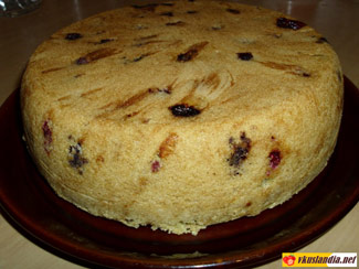 Бісквітний пиріг з ягодами в мультиварці, фото рецепт