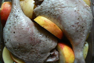 Качині стегенця з яблуками і картоплею в духовці, фото рецепт