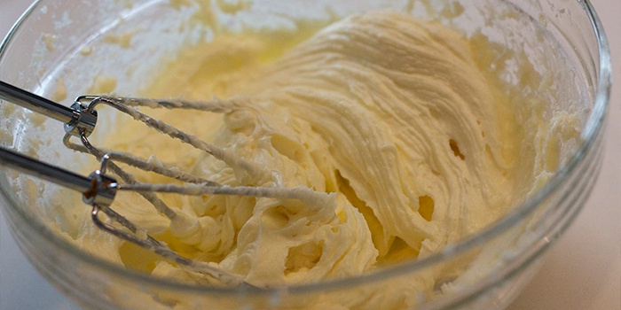 Крем для вафельних коржів: рецепти заварного, сирного і зі згущеним молоком