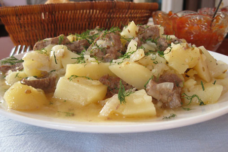 Картопля тушкована з мясом та грибами, фото рецепт