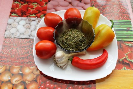 Аджика з помідорів та перцю без варіння (сира), рецепт з фото